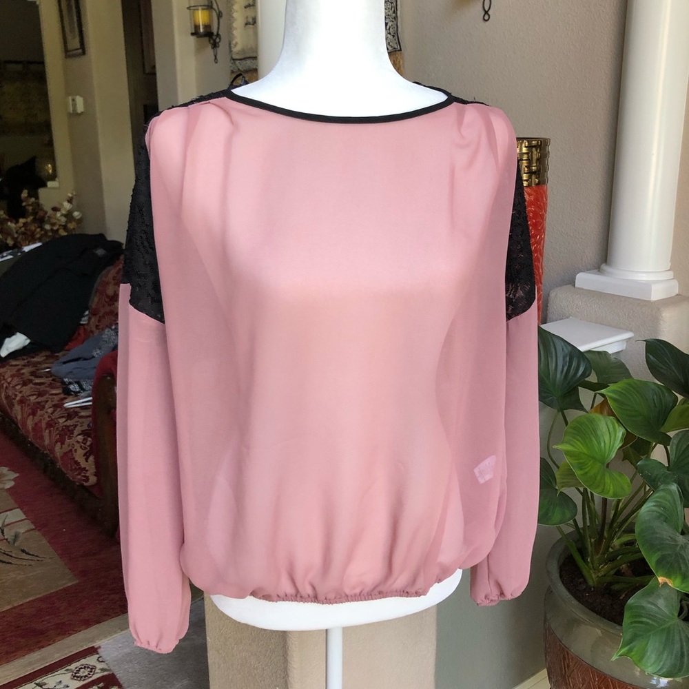 Super cute flowy blouse
